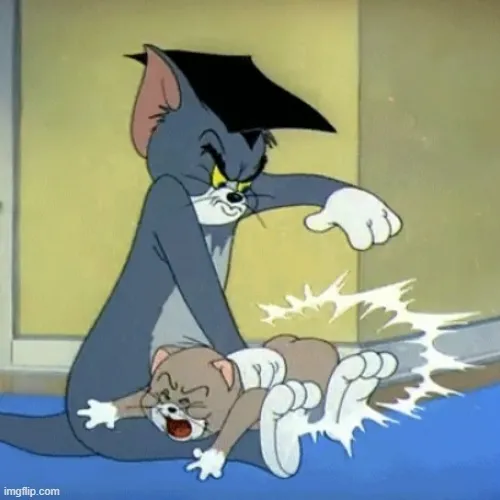 Mèo Tom đánh đít mèo nhỏ