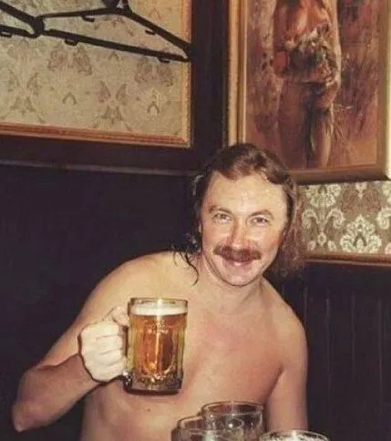 Meme gương mặt đỏ ửng, cụng ly bia đầy hào hứng.