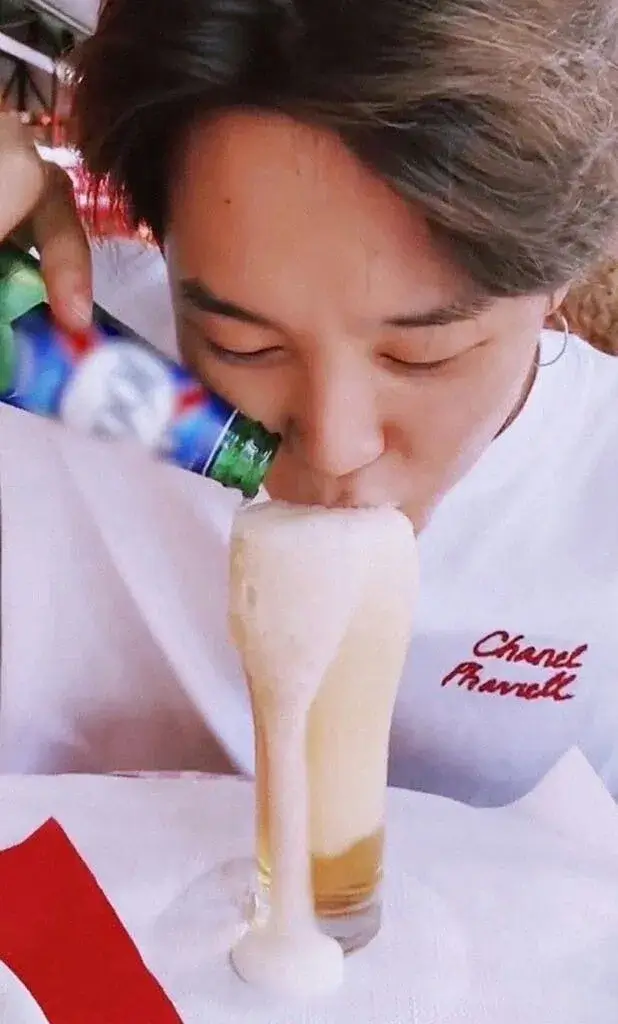 Bạn bè uống bia say mềm, nét mặt vừa thương vừa cười.