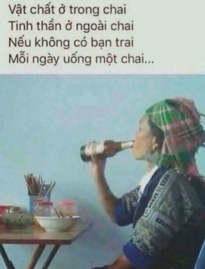Meme uống bia cụng ly, nét mặt tếu táo đáng yêu.