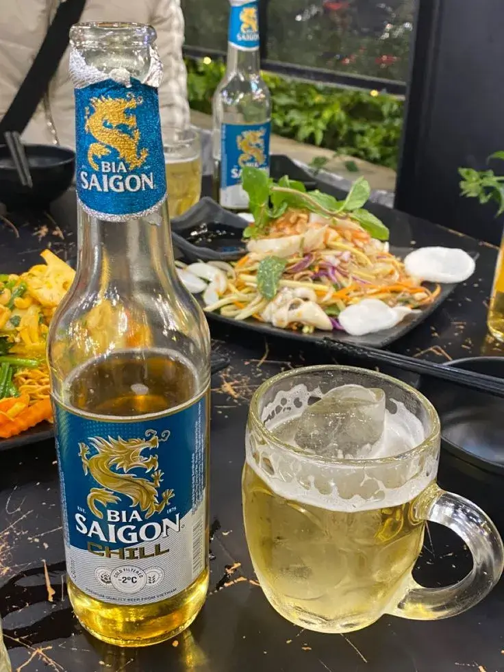 Hình ảnh nhậu nhẹt, gương mặt đỏ bừng buồn cười.