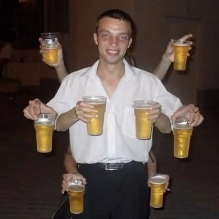 Ảnh cụng ly rượu mạnh, nét mặt phấn khởi đáng yêu.