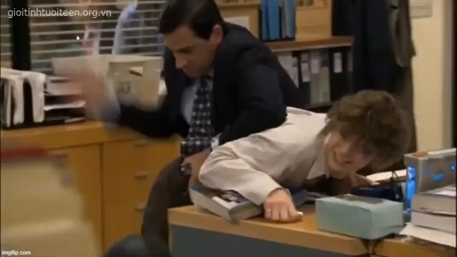 Hình tét vào mông bất ngờ, biểu cảm rất troll.